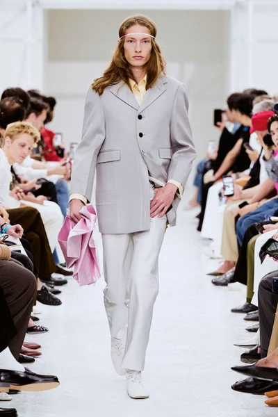 Look 25